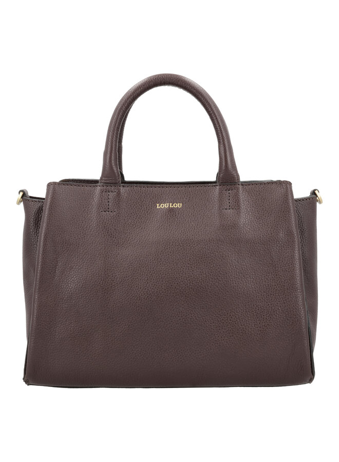 Vera Handtas Vera handtas van LouLou Essentiels is een veelzijdige tas die je op verschillende manieren kunt dragen, in je hand, als schoudertas of als crossbody.Merlot