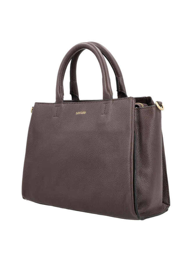Vera Handtas Vera handtas van LouLou Essentiels is een veelzijdige tas die je op verschillende manieren kunt dragen, in je hand, als schoudertas of als crossbody.Merlot