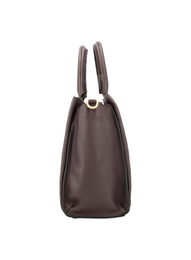 Vera Handtas Vera handtas van LouLou Essentiels is een veelzijdige tas die je op verschillende manieren kunt dragen, in je hand, als schoudertas of als crossbody.Merlot