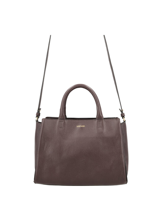 Vera Handtas Vera handtas van LouLou Essentiels is een veelzijdige tas die je op verschillende manieren kunt dragen, in je hand, als schoudertas of als crossbody.Merlot