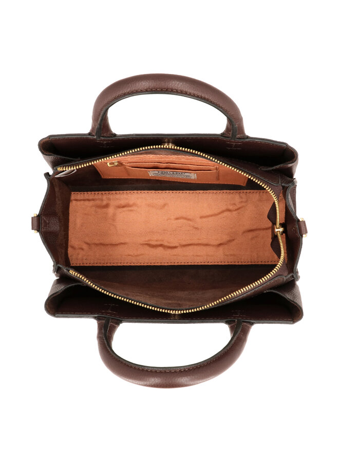 Vera Handtas Vera handtas van LouLou Essentiels is een veelzijdige tas die je op verschillende manieren kunt dragen, in je hand, als schoudertas of als crossbody.Merlot