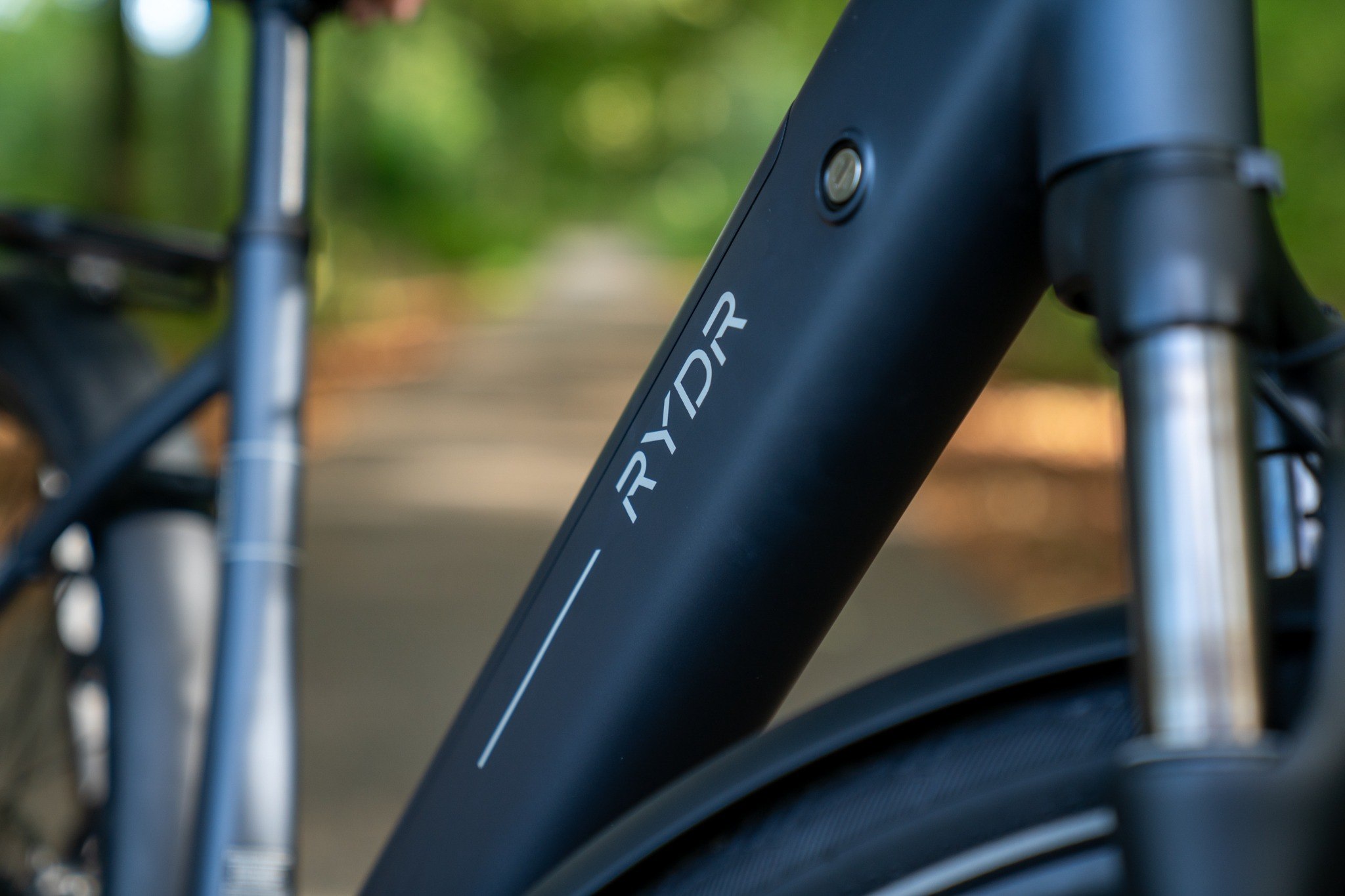 Close-up van het geïntegreerde frame met RYDR logo en accuaansluiting