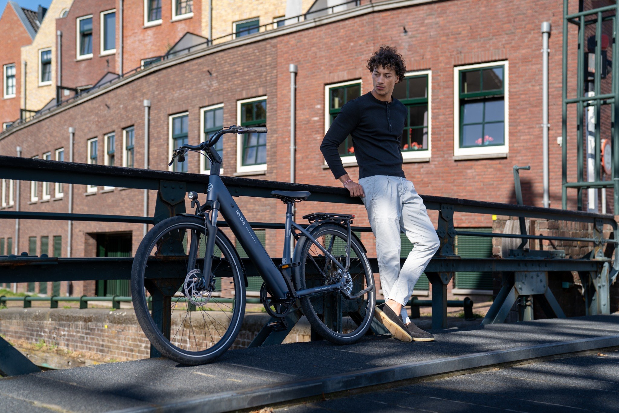 RYDR Core Shadow Black in een stijlvolle stedelijke omgeving