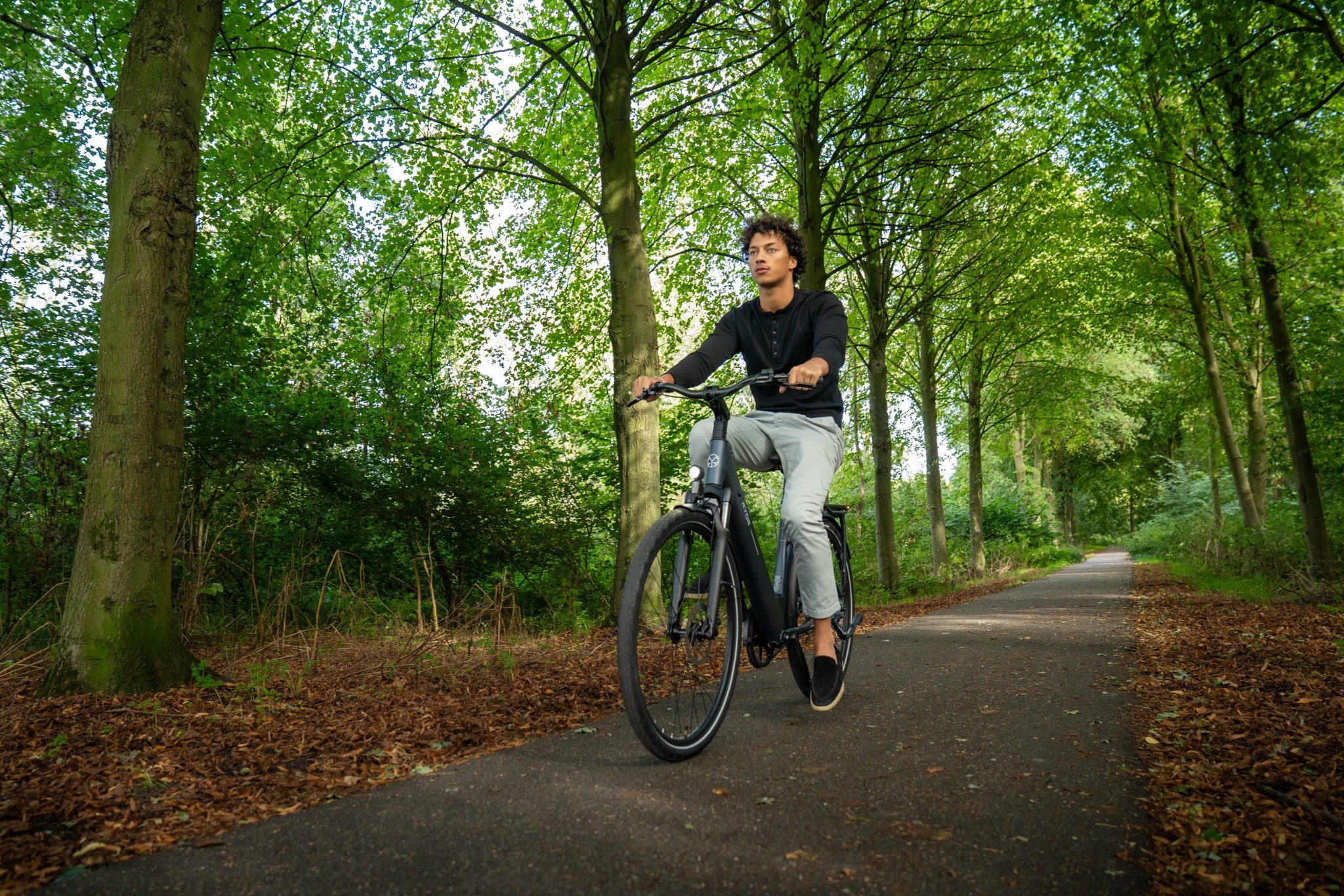 RYDR Core e-bike in gebruik op een groen fietspad