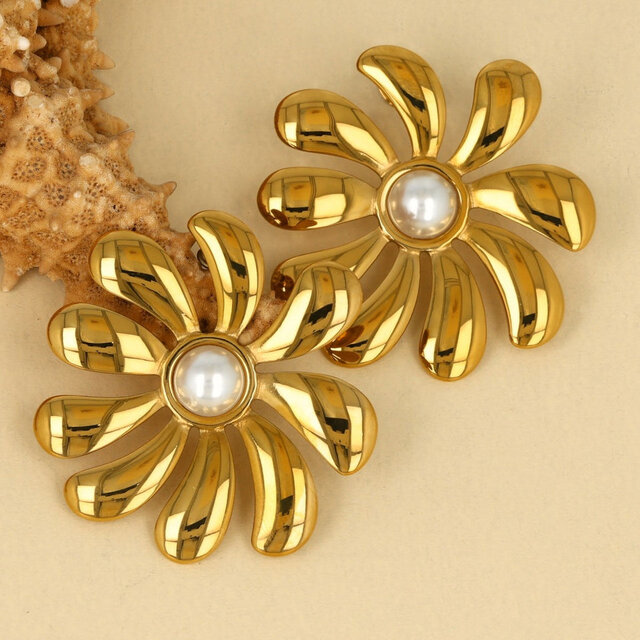 Stralende Gouden Bloemoorbel met Parel