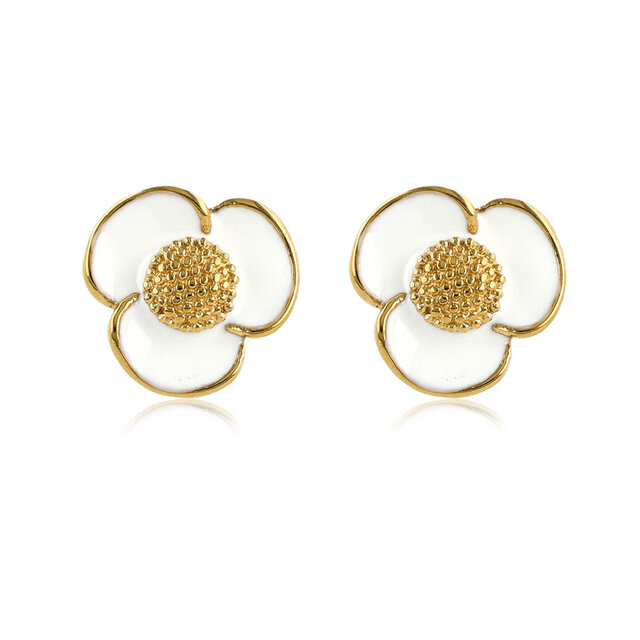 Stralende Gouden Oorsteker met Witte Epoxy Bloemendetail
