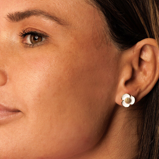 Stralende Gouden Oorsteker met Witte Epoxy Bloemendetail