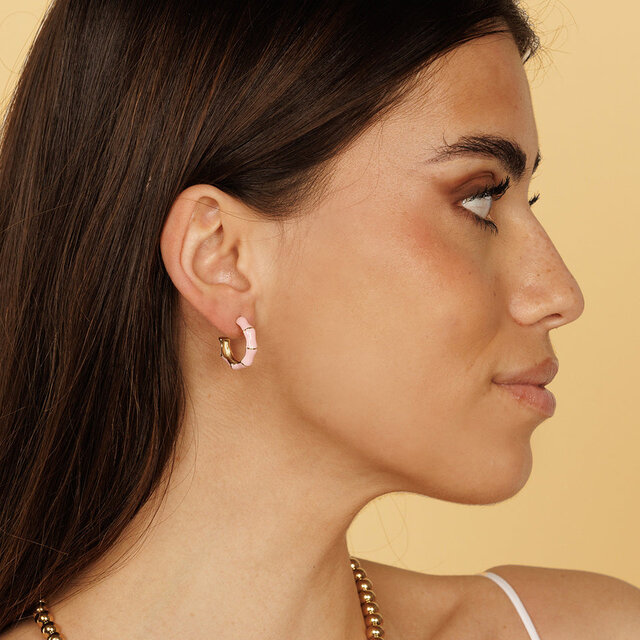 Roze Epoxy Gouden Oorsteker: Elegant en Uniek Design