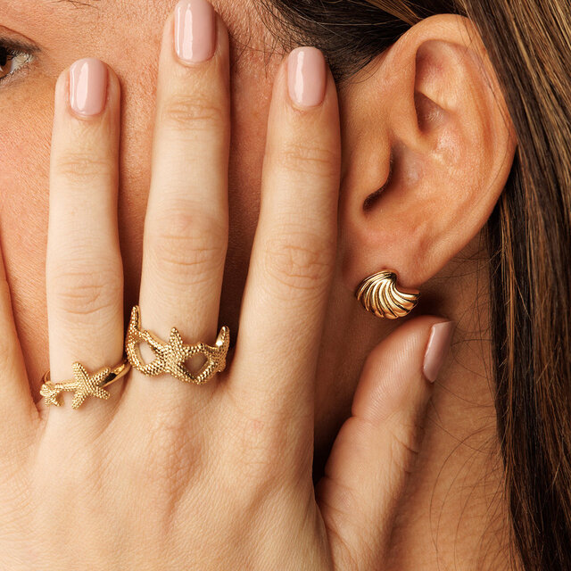 Brede gouden ring - Speelse zeesterren - Zomerse charme