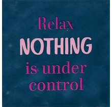 Tegeltje relax nothing is under control donkerblauw/knalroze(warmroze)