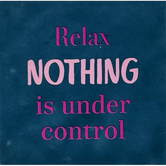 Tegeltje relax nothing is under control donkerblauw/knalroze(warmroze)