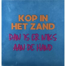 Tegeltje kop in het zand dan is er niks aan de hand lichtblauw/oranje(knalroze)