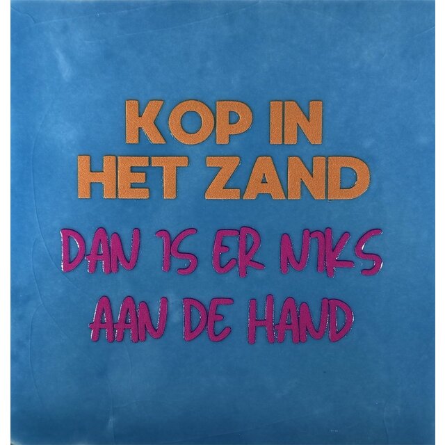 Tegeltje kop in het zand dan is er niks aan de hand lichtblauw/oranje(knalroze)