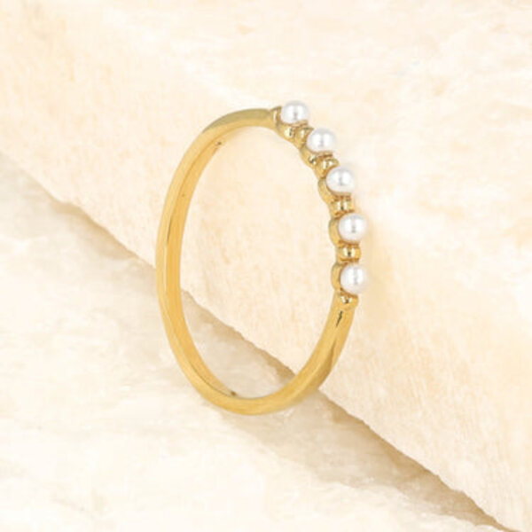 Minimalistische ring kleine witte parels