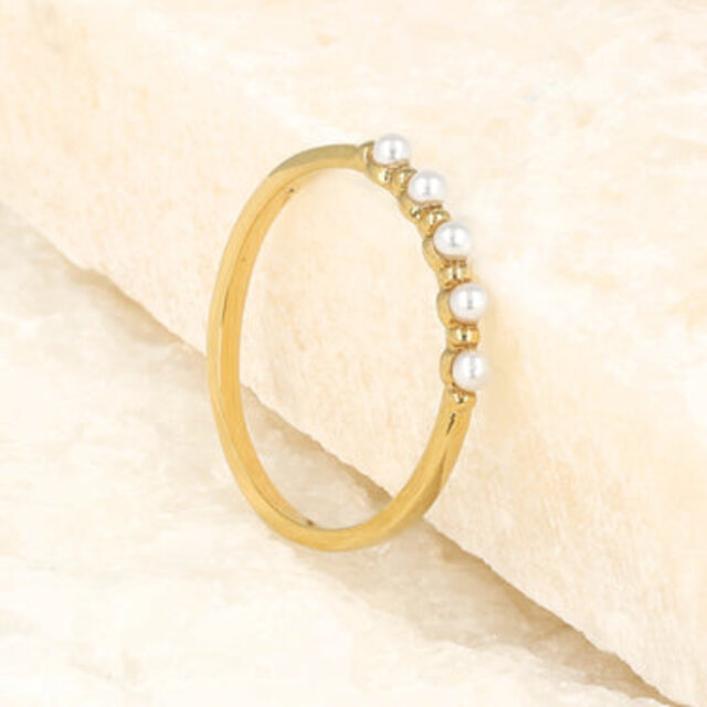 Minimalistische ring - kleine witte parels