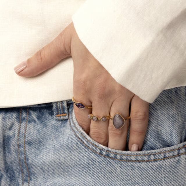 Gouden ring - paarse glassteen - vintage uitstraling