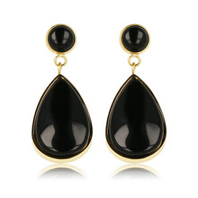 Onyx Elegantie: Gouden Druppel Oorbel