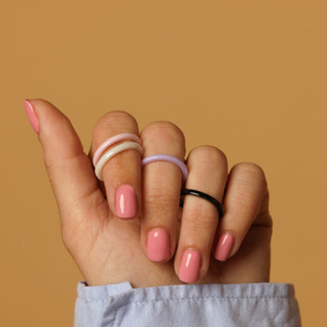 Onbreekbare roze keramieken ring - 2 mm smal