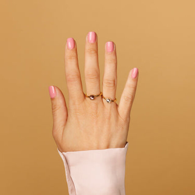 Gouden ring - vierkante donkerroze glassteen - aanschuifbaar