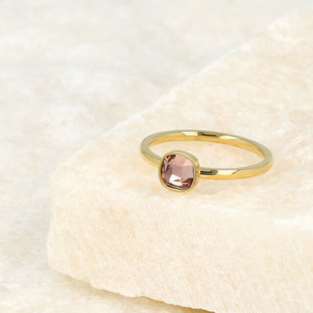 Gouden ring - vierkante donkerroze glassteen - aanschuifbaar