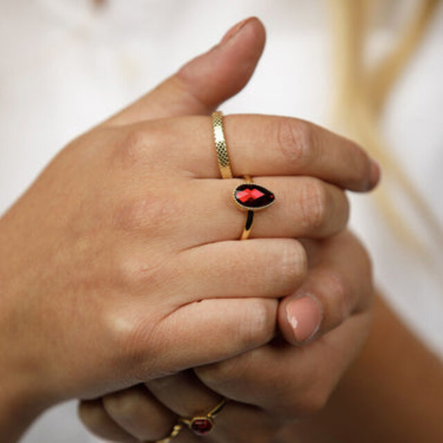 Ring - getwist randje - rode glassteen