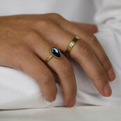 Gouden ring - getwist randje - blauwe glassteen