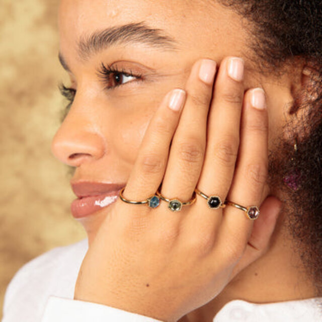 Ring - zeshoekig ontwerp - zwarte glassteen