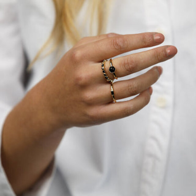 Ring - zeshoekig ontwerp - zwarte glassteen