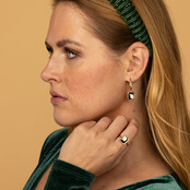 Gouden damesring - licht groene glassteen - design