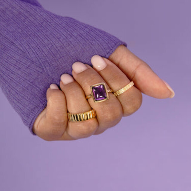 Gouden damesring - paarse glassteen 11 mm