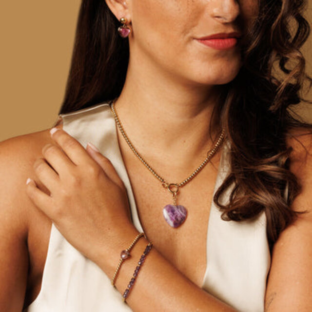 Elastische Amethyst Armband met Harten bedel