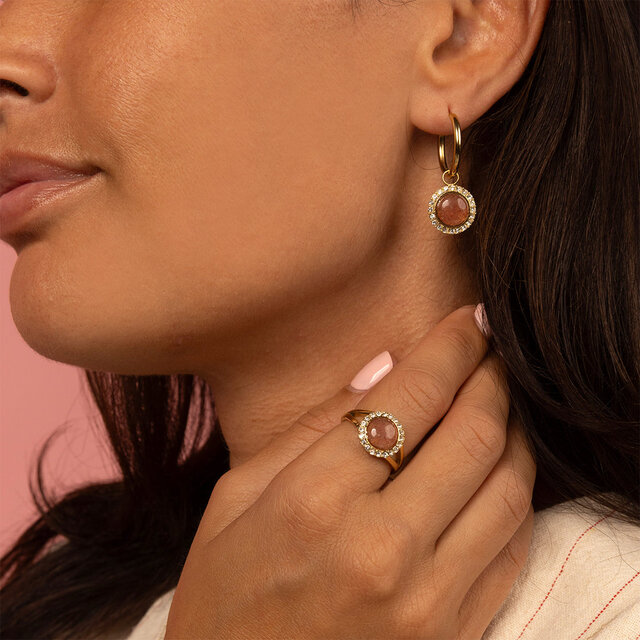 Berry Quartz Oorbellen – Goudkleurig & Glamorous