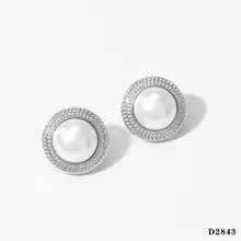 Stainless steel oorbellen met parel zilver – ronde studs met bewerkte rand