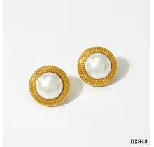 Stainless steel oorbellen met parel goud – ronde studs met bewerkte rand