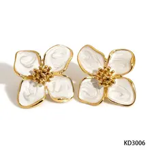 Stainless steel bloem oorbellen wit – goudkleurige statement studs