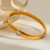 Stainless Steel Bangle met Parelmoer Hartje – Goudkleurige Armband