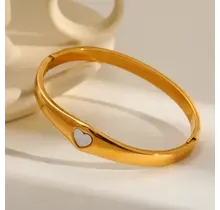 Stainless Steel Bangle met Parelmoer Hartje – Goudkleurige Armband