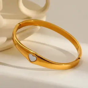 Stainless Steel Bangle met Parelmoer Hartje – Goudkleurige Armband