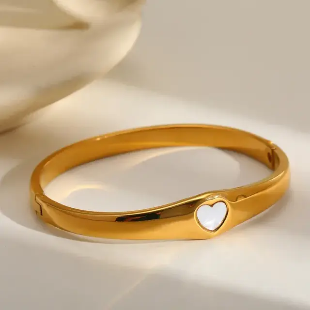 Stainless Steel Bangle met Parelmoer Hartje – Goudkleurige Armband