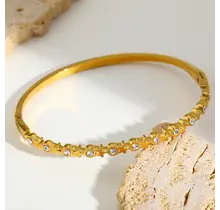 Gouden Bangle Armband met Speelse Sterren Zirkonia Details
