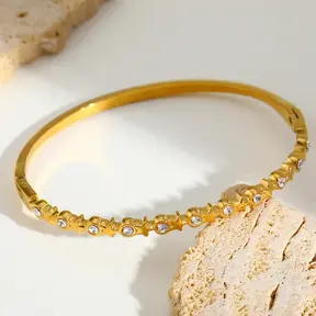 Gouden Bangle Armband met Speelse Sterren Zirkonia Details