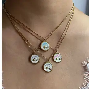 Stainless Steel Ketting Maan & Ster Goud – Subtiele Bedelketting met Parelmoer