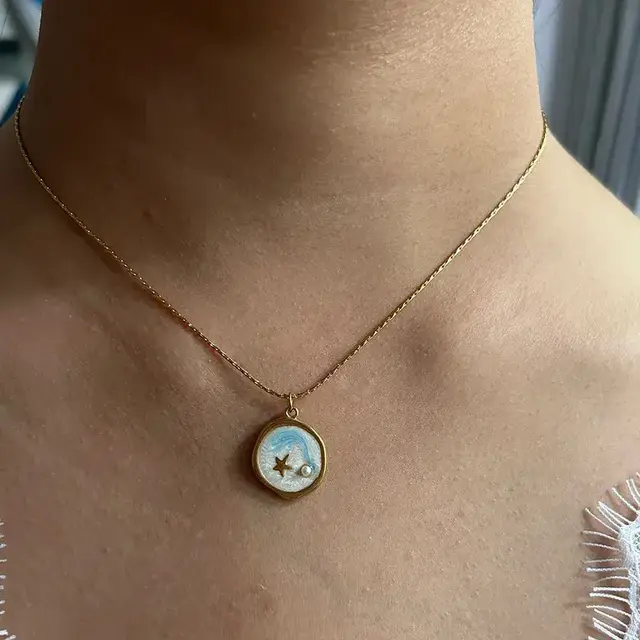 Stainless Steel Ketting Maan & Ster Goud – Subtiele Bedelketting met Parelmoer