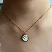 Stainless Steel Ketting Maan & Ster Goud – Subtiele Bedelketting met Parelmoer