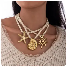 Statement Ketting Touw met Zee Bedels Goud – Schelp, Zeester & Zon Hangers