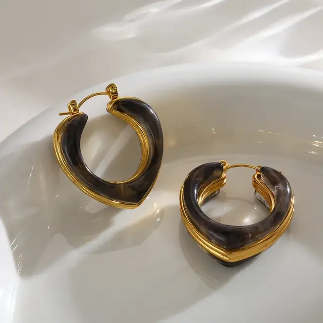 Goudkleurige hoops met gekleurde resin – stainless steel oorbellen