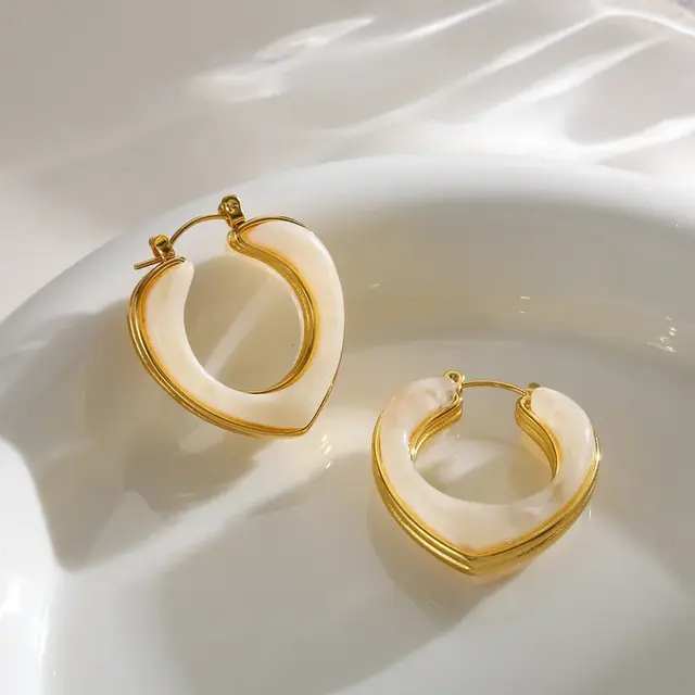 Goudkleurige hoops met gekleurde resin – stainless steel oorbellen