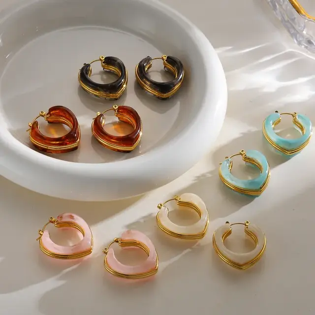Goudkleurige hoops met gekleurde resin – stainless steel oorbellen