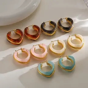 Goudkleurige hoops met gekleurde resin – stainless steel oorbellen