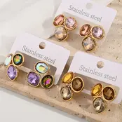Goudkleurige stainless steel oorbellen met multicolor stenen – statement studs